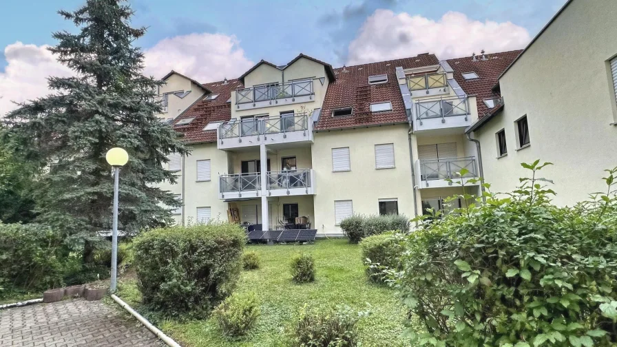 Hausrückseite / Balkonseite - Wohnung kaufen in Böblingen - Moderne 1-Zimmer-Wohnung (1.OG) mit Balkon & TG-Stellplatz!