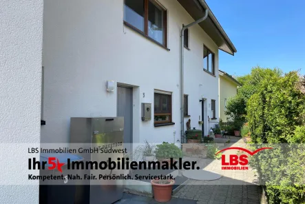 Hauseingang - Haus kaufen in Gäufelden - Der Sommer kann kommen: sofort einziehen und wohlfühlen