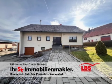 Straßenansicht / Hauszugang - Haus kaufen in Königsheim - Geräumiges Einfamilienhaus mit vielen Extras und spannenden Möglichkeiten...