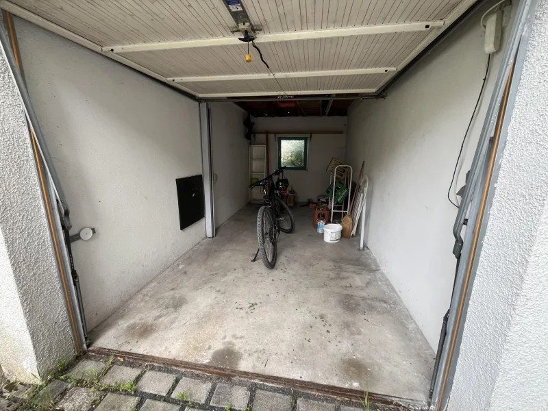 Garage mit Dachraum