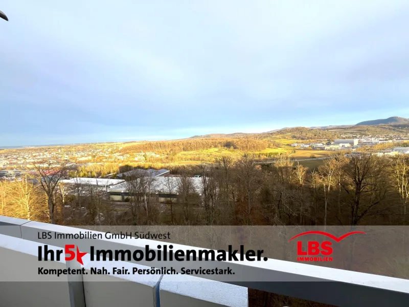 Aussicht vom Küchenbalkon! - Wohnung kaufen in Nürtingen - Großz. 3,5 Zi.-ETW! Aussicht! 2 Balkone! Aufzug! Top-Energetik (nur 58 KwH)! Garage! 