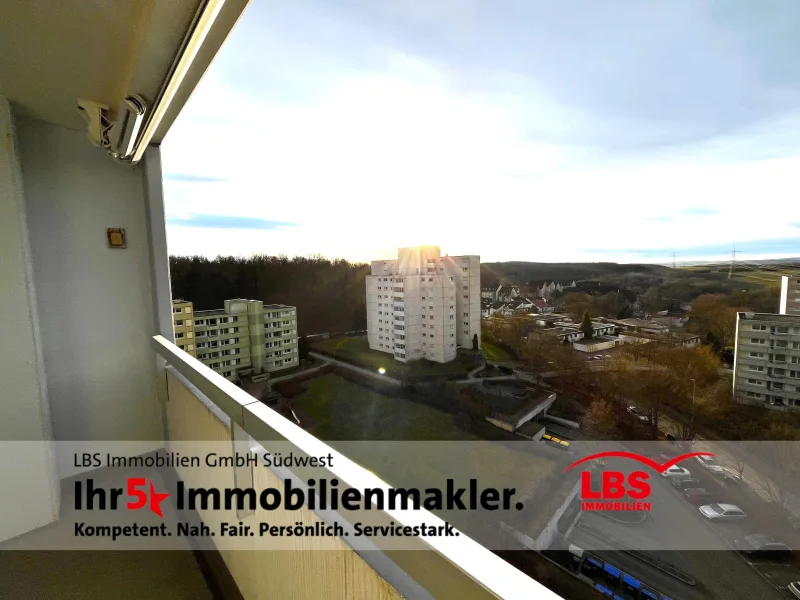 Ausblick Hauptbalkon - Wohnung kaufen in Nürtingen - Großz. 3,5 Zi.-ETW! Aussicht! 2 Balkone! Aufzug! Top-Energetik (nur 58 KwH)! Garage! 