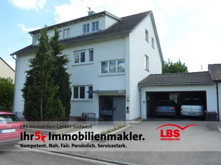 Strassenansicht - Wohnung kaufen in Wendlingen - DIREKT AN FELD UND WIESE! Gepfl. 3,5 Zi.-DG-Wohnung in 3-Fam.-Haus! Sonniger Dachbalkon! Aussicht!