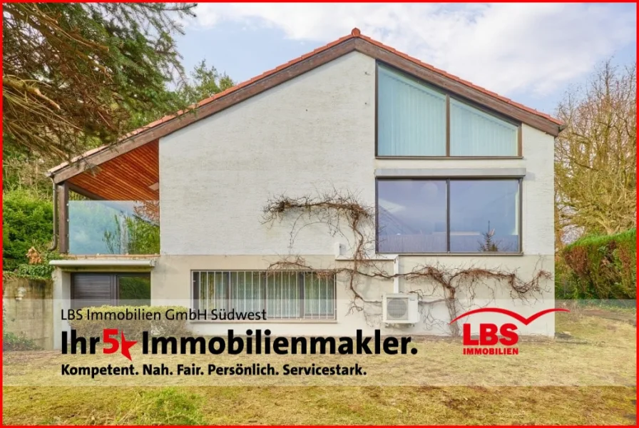Frontansicht - Haus kaufen in Kaiserslautern - Freistehendes Einfamilienhaus auf weitläufigem, sonnigen Grundstück.