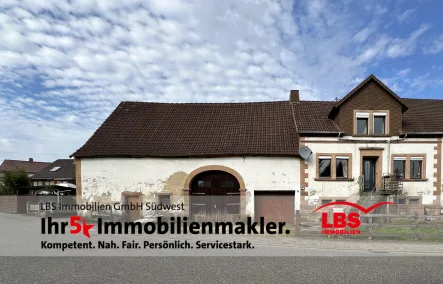 Außenansicht - Haus kaufen in Herchweiler - Einfamilienhaus mit Scheune und Doppelgarage