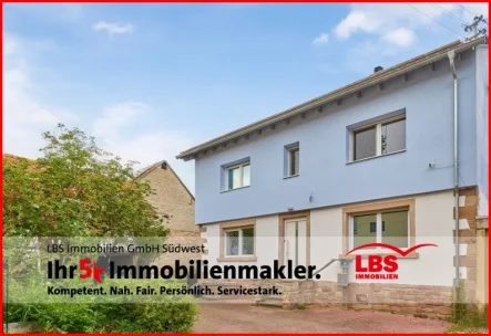 Frontansicht - Haus kaufen in Gerbach - Charmantes Landhaus mit kleinem Garten, Solar- u. PV-Anlage