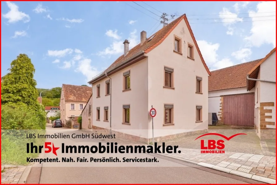 Frontansicht mit Einfahrt - Haus kaufen in Würzweiler - 2 Häuser ein Preis, ehem. Landwirtschaftliches Anwesen mit Scheune und großem Garten!