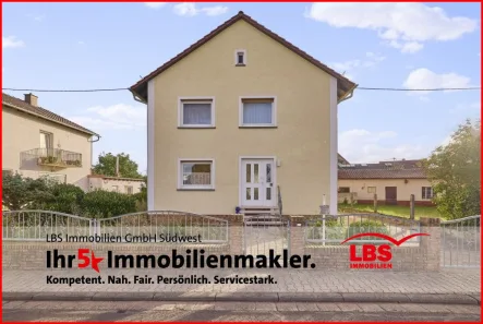 Frontansicht - Haus kaufen in Kriegsfeld - Freistehendes Einfamilienhaus mit sonnigem Garten, Nebengebäude und Garage.