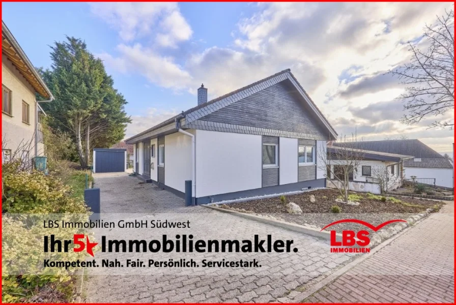 Einfahrt zum Haus  - Haus kaufen in Quirnheim - Bezugsfertiger, freistehender MASSA - Fertighaus Bungalow mit Garten und Garage!