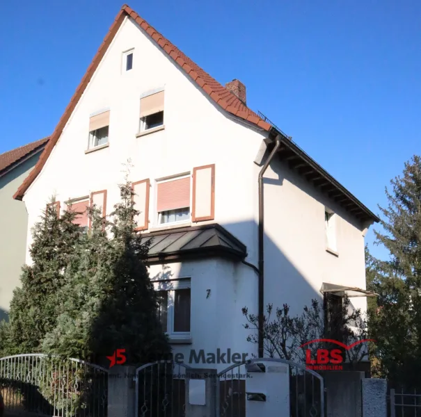 Strassenansicht - Haus kaufen in Viernheim - Genügend Platz zum Wohnen und ein Garten zum Erholen! 