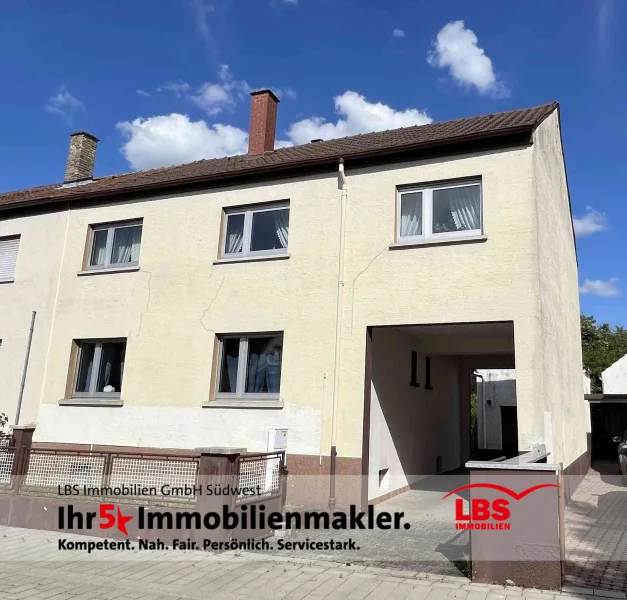 Strassenansicht - Haus kaufen in Bürstadt - Doppelhaushälfte mit 2 - Wohnungen und Garten!