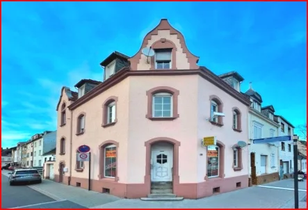 Hausfassade - Zinshaus/Renditeobjekt kaufen in Pirmasens - Kernsaniertes Mehrfamilienhaus mit Gewerbe !