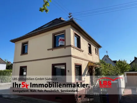 Hausansicht - Haus kaufen in Ludwigshafen - Erwecken Sie das Schmuckstück wieder zum Leben!