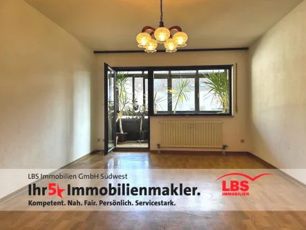 Wohnzimmer - Wohnung kaufen in Mannheim -  Geräumige 3-Zimmer-Wohnung mit Wintergarten