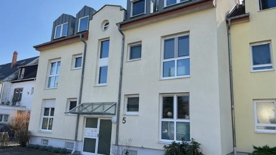 Hausansicht - Wohnung kaufen in Ladenburg - Helle 2 Zimmer Wohnung mit Tiefgarage und Stellplatz