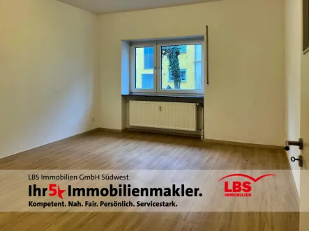 Wohnzimmer - Wohnung mieten in Ludwigshafen - Modernisierte 2-Zimmer-Wohnung in Ludwigshafen-Süd