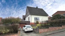 Hausansicht mit Garage