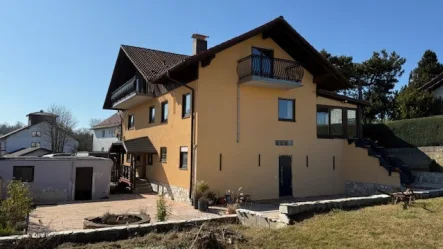 Hausansicht vom Garten - Haus kaufen in Wald-Michelbach - 2-Familienhaus mit großem Garten und 4 Garagen