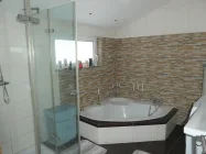 Bad mit Wanne und Dusche