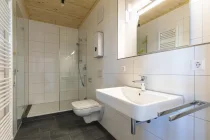 Bad mit Dusche und WC