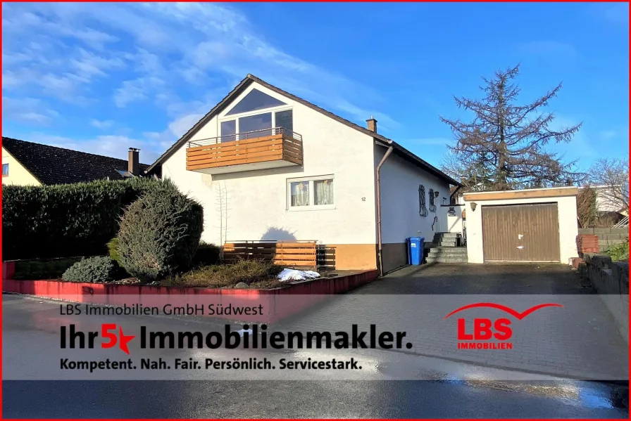 Außenansicht mit Garage - Haus kaufen in Pfullendorf - Sofort verfügbar! Einfamilienhaus mit ELW und Garten 