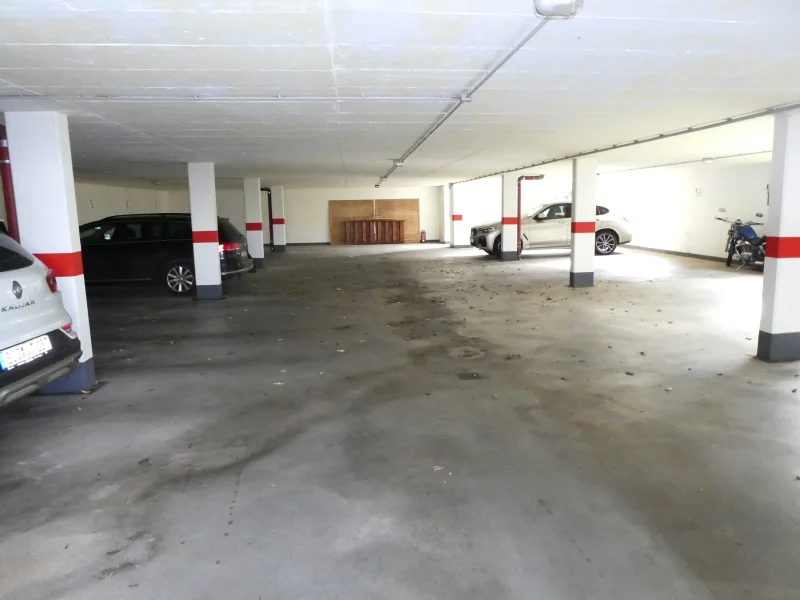 Tiefgaragenstellplatz im UG