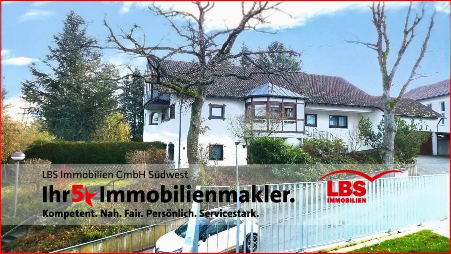 Gesamtansicht mit Garten - Haus kaufen in Pfullendorf - Zentrale Stadtlage! Wohnhaus mit Praxis und großem Grundstück