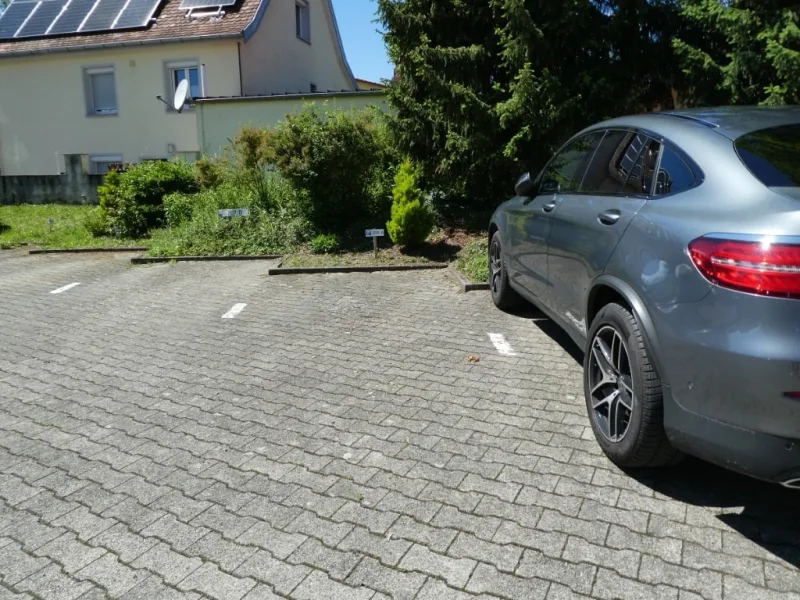 Praktischer Auto-Stellplatz 