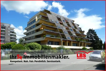 Gesamtansicht Terrassenhaus - Wohnung kaufen in Meersburg - Charmante 2-Zimmer-Wohnung mit Balkon und Aufzug