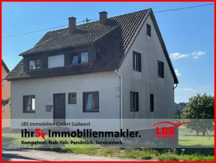 Straßenansicht - Haus kaufen in Dornhan - Erschwingliches 1-2-Familienhaus mit Ausbaupotential 
