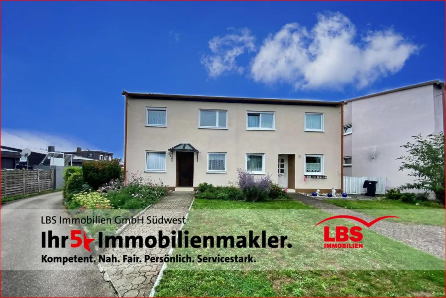 Außenansicht - Haus kaufen in Oberndorf - Doppelhaushälfte in ruhiger Lage mit Garage
