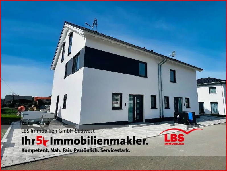 Straßenansicht - Haus kaufen in Vöhringen - Helle Neubau-DHH mit hochwertiger Ausstattung