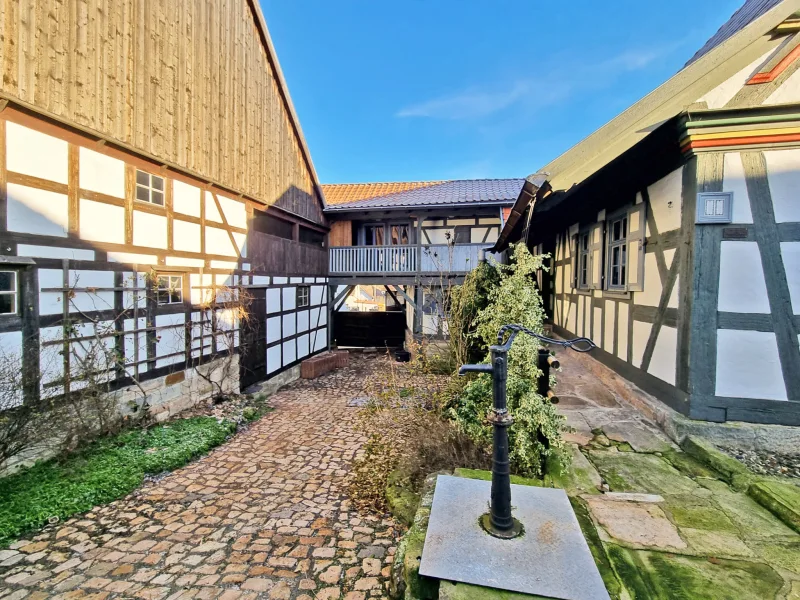 Innenhof mit Brunnen - Haus kaufen in Gompertshausen - Denkmalgeschützter Dreiseitenhof