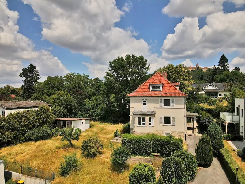 Blick auf die Stadtvilla im oberen Teil des Grundstücks - Haus kaufen in Coburg - Grundstück In Top-Lage mit Altbestand: Potenzial für Investoren, Bauträger und Eigennutzer