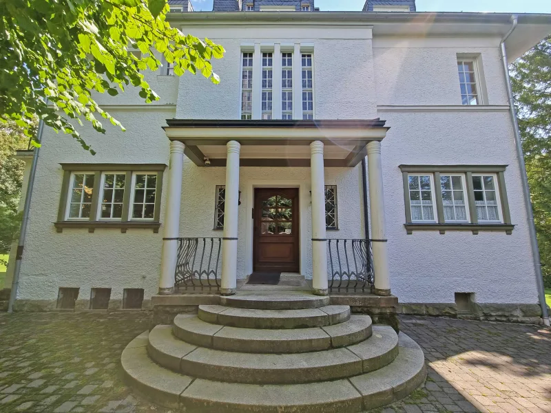 Erhabener Eingangsbereich mit handgedrechselten Holzsäulen - Haus kaufen in Sonneberg - Architektonisches Juwel in idyllischer Privatsphäre