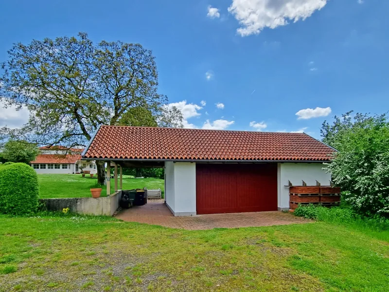 Großzügige Garage mit anliegendem Carport