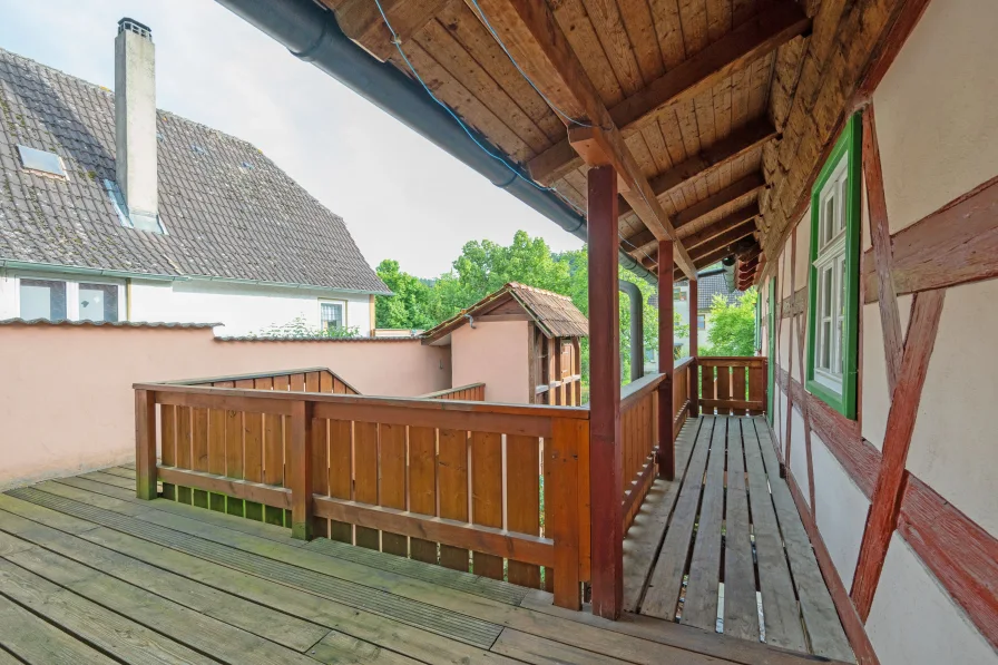 Der Holzbalkon mit Blick auf den begrünten Innenhof...