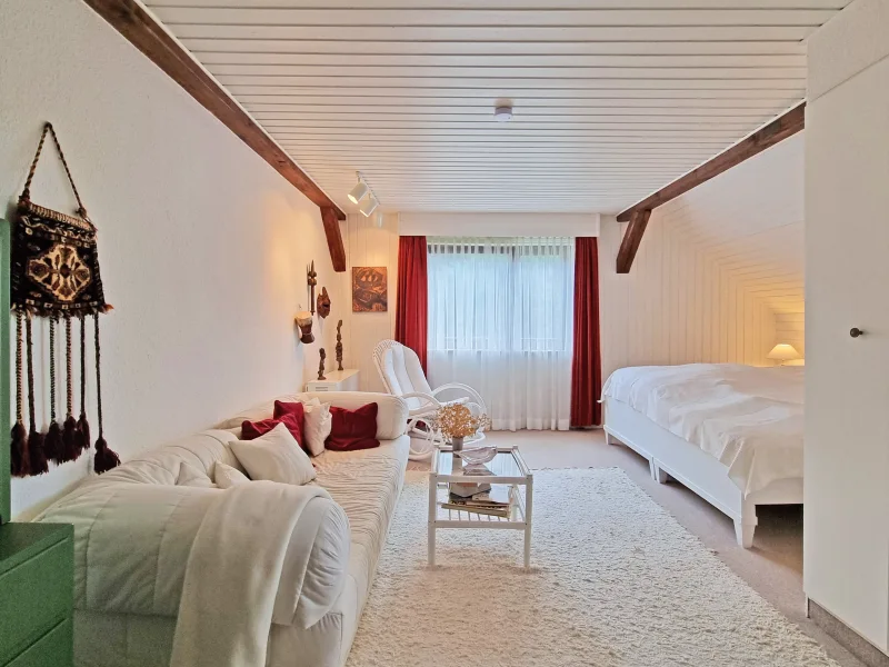 Schlafzimmer mit kleinem Bad im Haupthaus