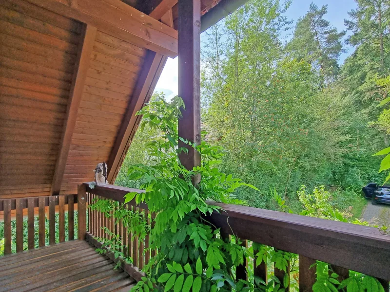 Holzbalkon mit Blick ins Grüne