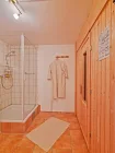 Erholungsbereich im Keller: Sauna und Dusche für entspannte Momente