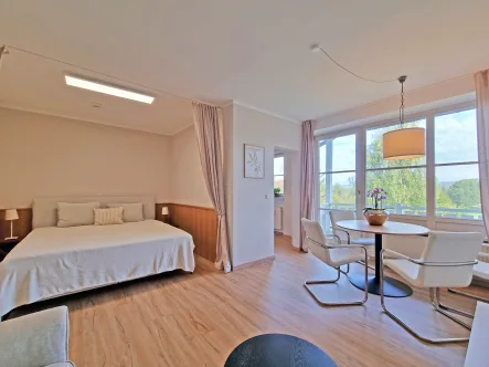  - Wohnung kaufen in Bad Rodach - Ihr Rückzugsort im Grünen: Modernes 1,5-Zimmer-Apartment mit Blick auf den Kurpark und Wellness vor der Tür