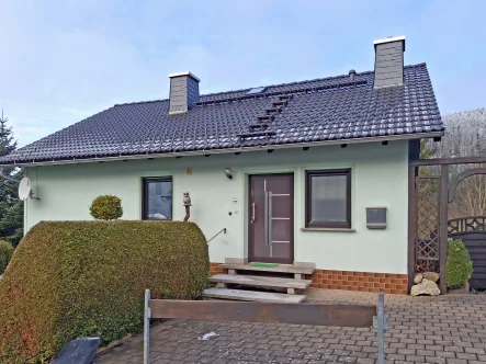  - Haus kaufen in Ludwigsstadt / OT Ebersdorf - Attraktives EFH mit Garten & Garagen