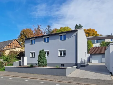 Straßenansicht - Wohnung kaufen in Coburg - ZUHAUSE ankommen! 4-Zimmer, Terrasse & Garten, Garage & Stellplatz in Coburg zum Erstbezug