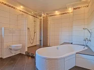 Exklusives Masterbad – Moderne Wohlfühloase mit Badewanne und Dusche