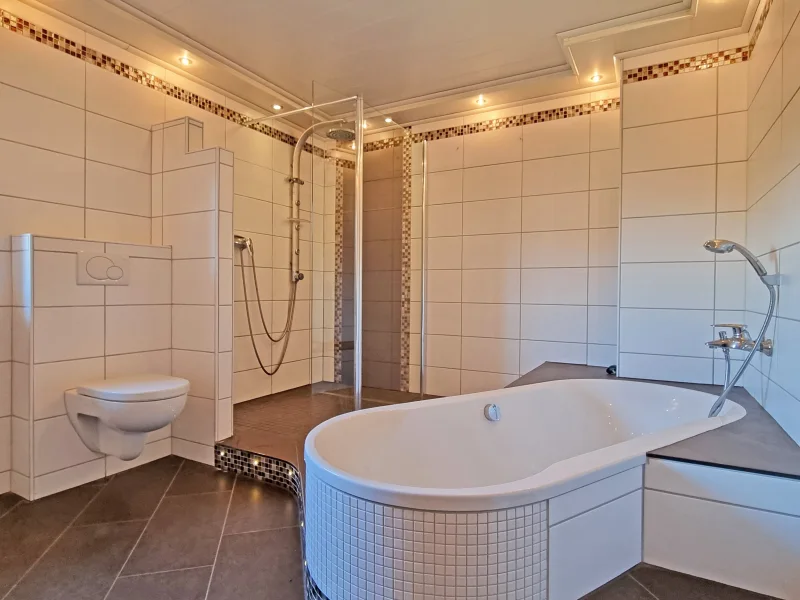 Exklusives Masterbad – Moderne Wohlfühloase mit Badewanne und Dusche