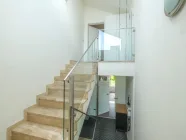 Gemeinsam separat Wohnen mit getrennten Wohnungseingängen – Treppenhaus