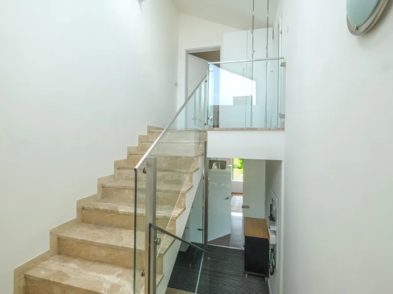 Gemeinsam separat Wohnen mit getrennten Wohnungseingängen – Treppenhaus