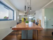 Essbereich mit offener Küche für gemeinsame Stunden – Wohnbereich Erdgesc