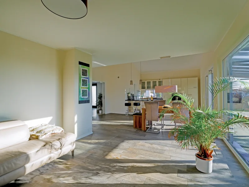 Wohn-/Essbereich mit Blick Richtung Küche und Eingangsbereich – Haupthaus,%