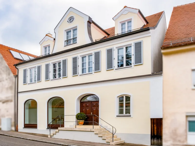 Straßenansicht - Haus kaufen in Geisenfeld - Architektur-Juwel im historischen Stadtkern von Geisenfeld